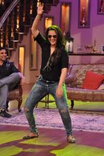 Sonakshi Sinha promote Once upon a time in Mumbai Dobara on the sets of Comedy Nights with Kapil in Filmcity on 1st Aug 2013 (158).JPG